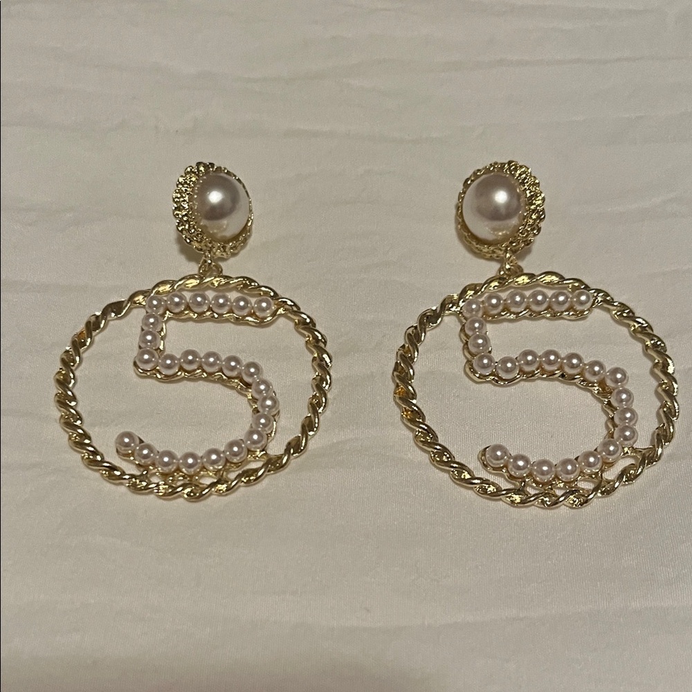 Elegant Gold and Pearl Earrings